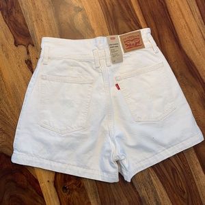 LEVI'S SIZE 27 MOM SHORTS